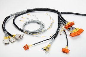 여러 가지 커넥터와 엔드 슬리브 연결된 케이블 하네스